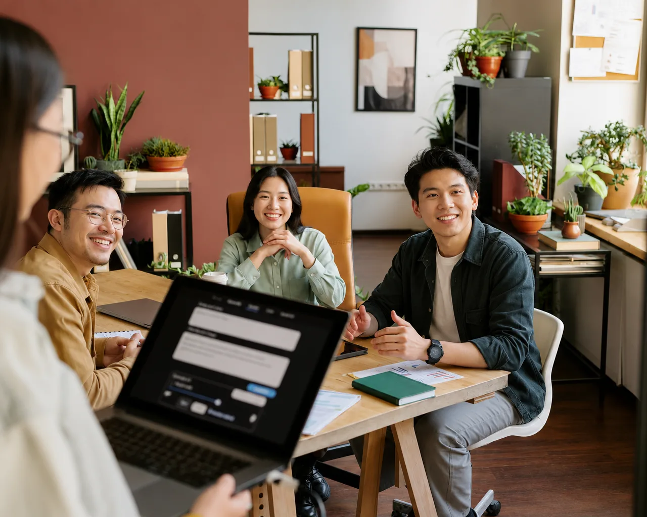 Freelancer sáng tạo làm việc với tài liệu khách hàng trên laptop